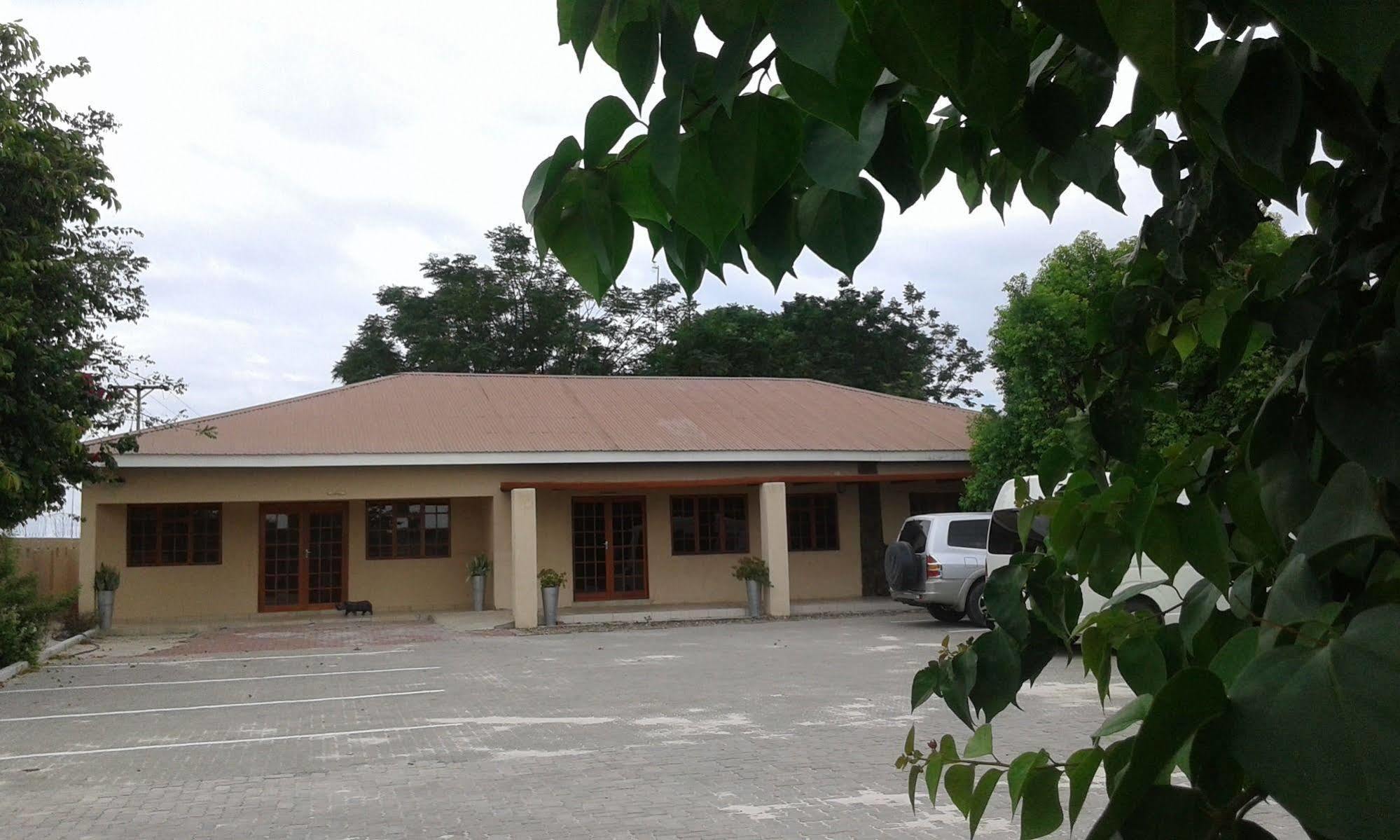 Larissa Hotel Maun Exterior foto